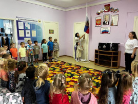 Церемония поднятия флага и исполнения гимна. Церемония поднятия флага и исполнения гимна.